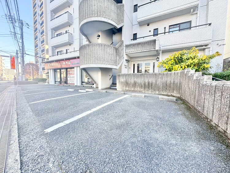 駐車場 本物件の駐車スペースです。車種制限のある場合もございますので、お気軽にお問い合わせくださいませ。