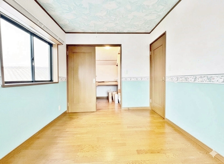 寝室 ベッドも十分に設置するスペースがあります。