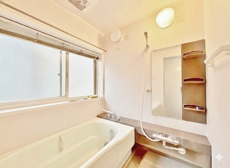 風呂 一日の疲れを癒すバスルームは、心地よいリラックスを叶える清潔感溢れる空間です。