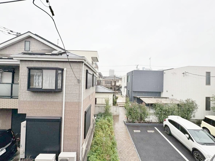 バルコニー 窓を開けると広がる青空。心をリフレッシュして日々を過ごしていきましょう。