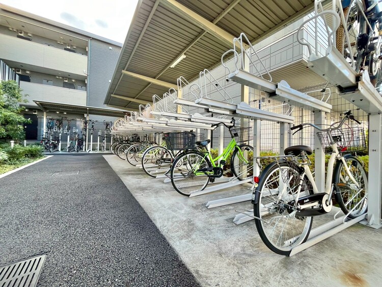 設備 整理整頓された駐輪場で、管理体制の良好さがうかがえます。