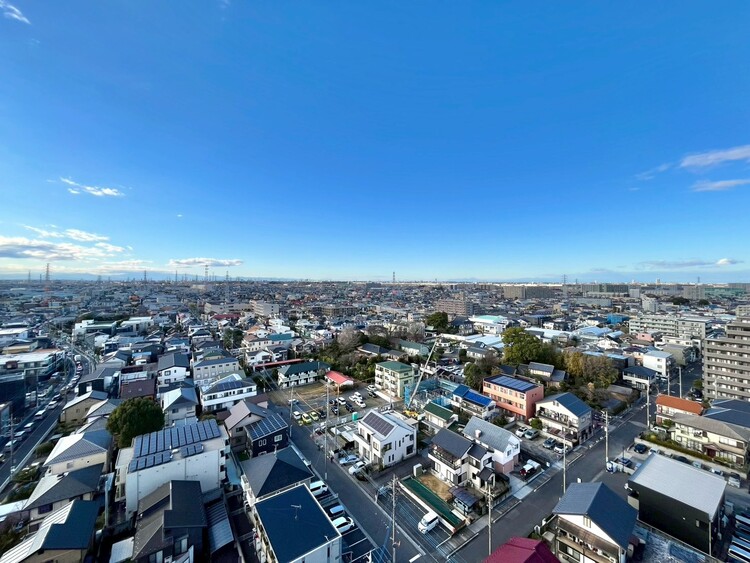 バルコニー 窓を開けると広がる青空。心をリフレッシュして日々を過ごしていきましょう。