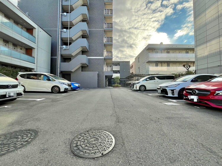 駐車場 本物件の駐車スペースです。車種制限のある場合もございますので、お気軽にお問い合わせくださいませ。
