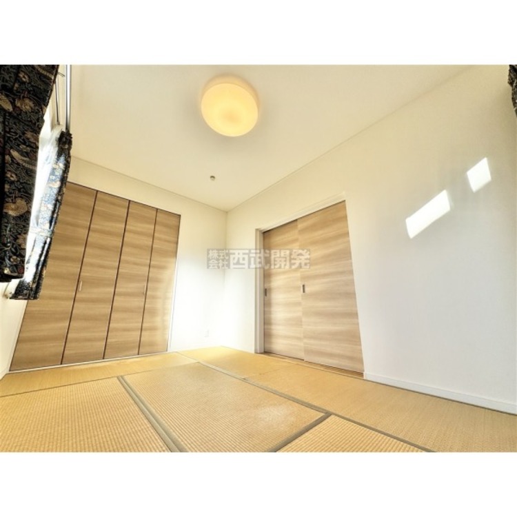 内装 明るい窓が魅力の和室はくつろぎを与えてくれます