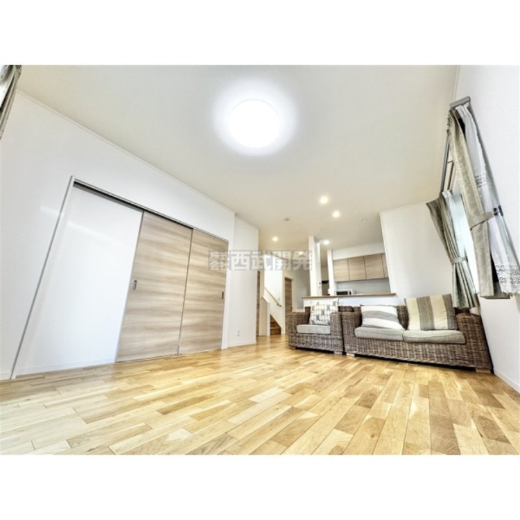 居間 開放感と温かみを感じられるリビング空間です