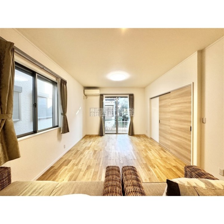 居間 大きな窓からたっぷりの陽が入るＬＤＫ