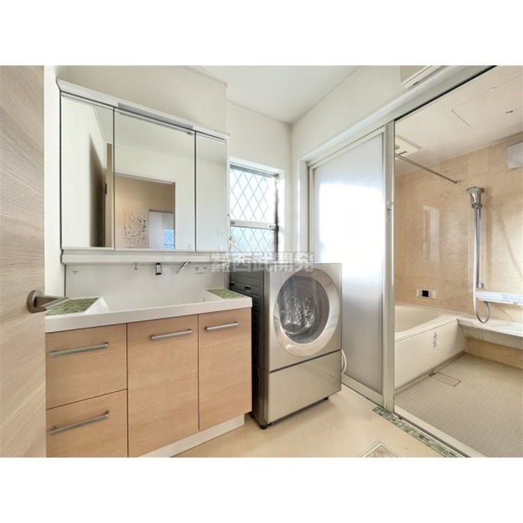 洗面 収納力の高い三面鏡付洗面台のある洗面所