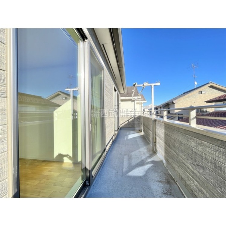 バルコニー 広いバルコニーからたっぷりの光を享受