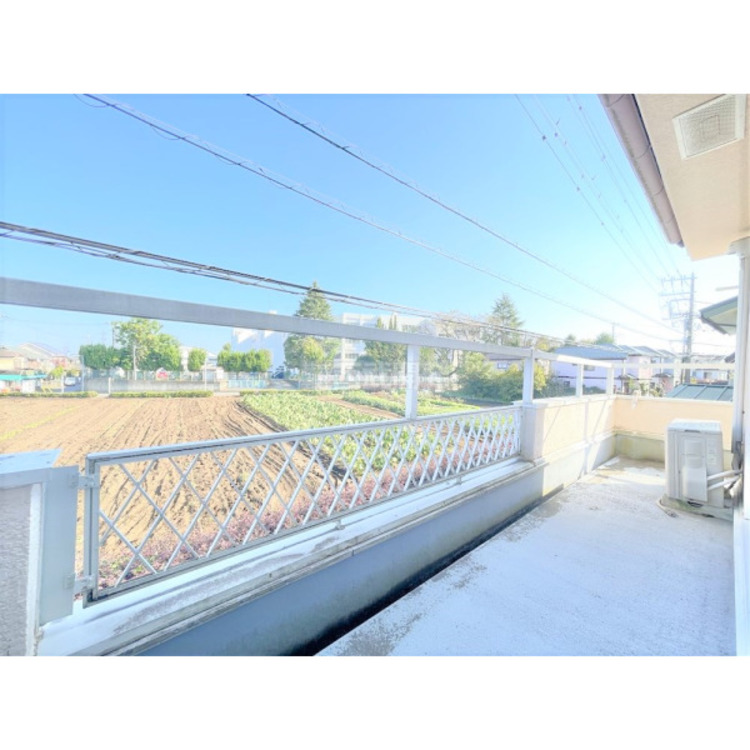バルコニー 広いバルコニーからたっぷりの光を享受
