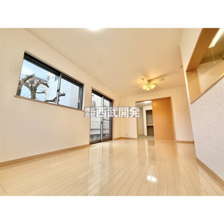 内装 大きな窓からたっぷりの陽が入るＬＤＫ