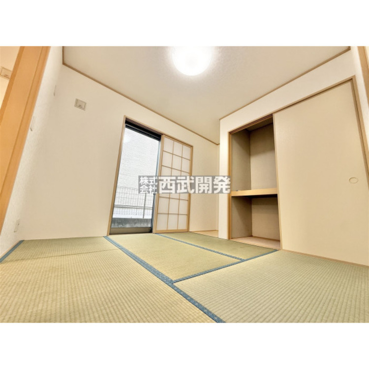 内装 リビングから続く和室は、温かみがありくつろぎを与えてくれます