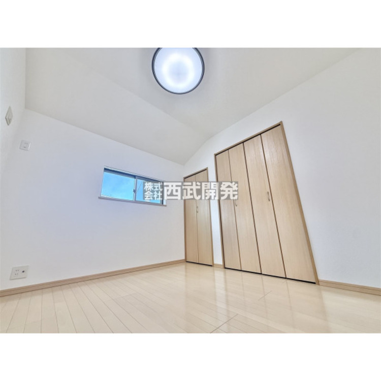 内装 5.25帖の洋室は高い天井のゆったりとした空間