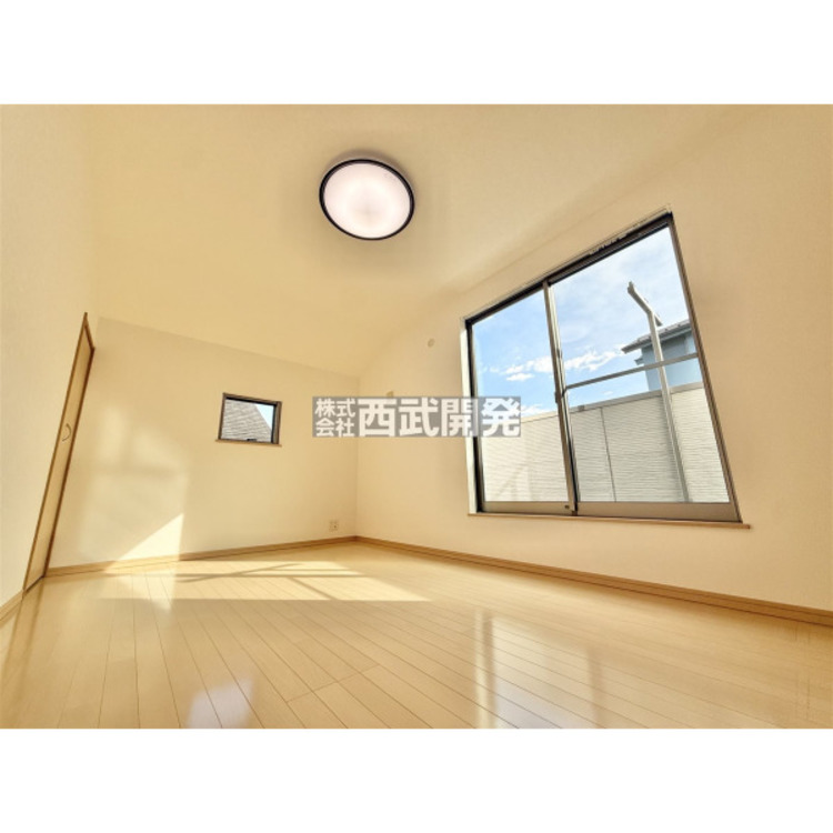 内装 2つの窓がたっぷり明かりを取り込み、光溢れる空間になります