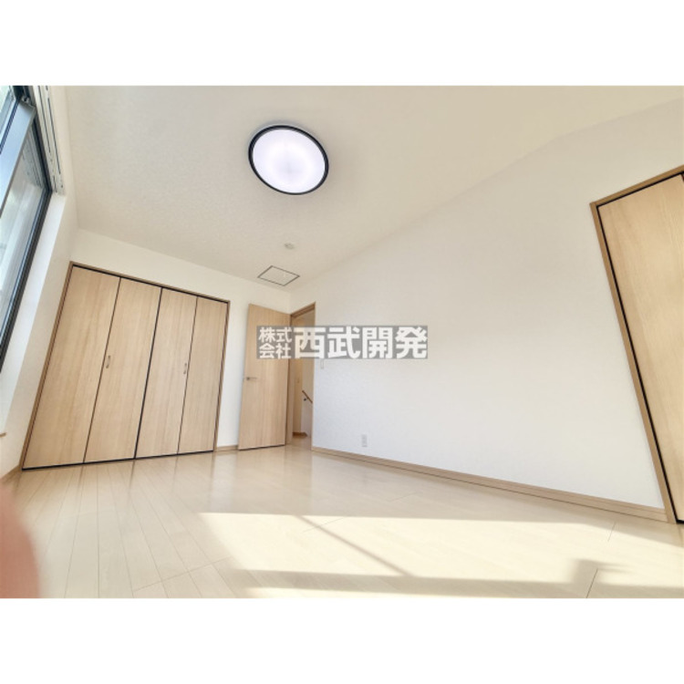 内装 大型クローゼット付き7.5帖の洋室です、主寝室にいかがですか