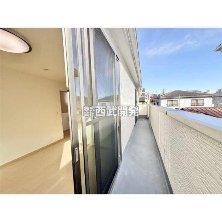 バルコニー 2部屋をつなぐバルコニー