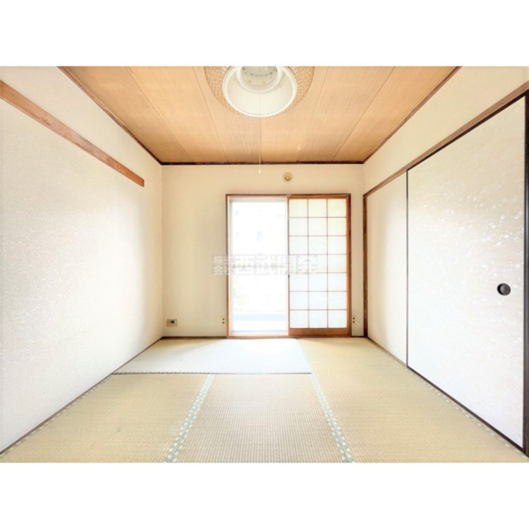 内装 明るい窓が魅力の和室はくつろぎを与えてくれます