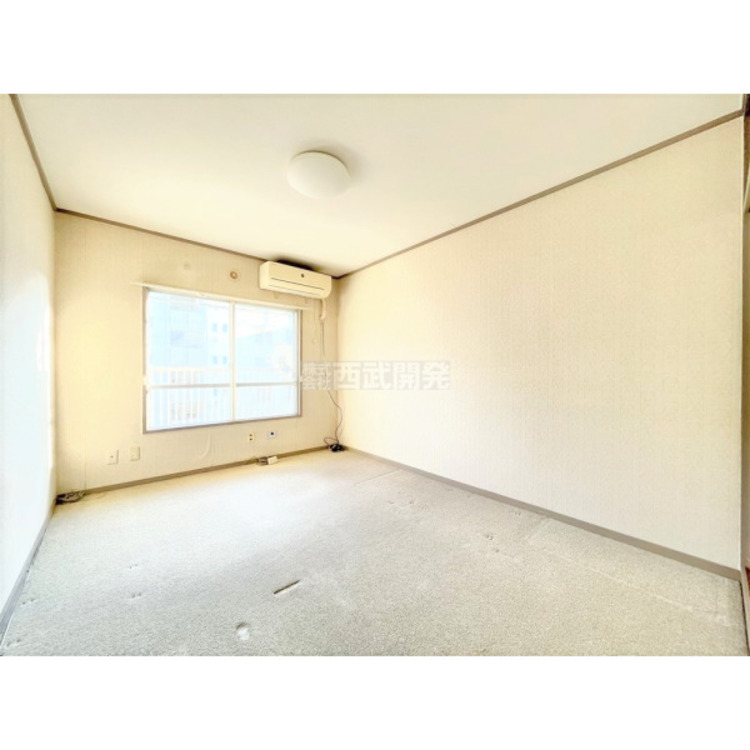 内装 大きな窓からたっぷりの陽射しが室内を明るく彩ります