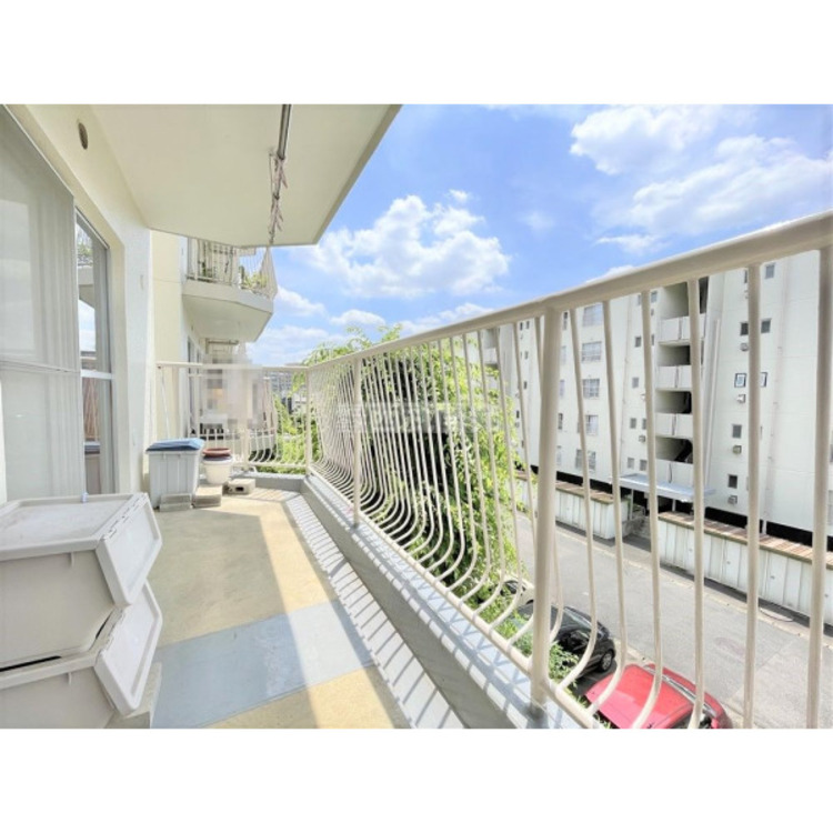 バルコニー お洗濯物やお布団を干すのに十分なスペースです