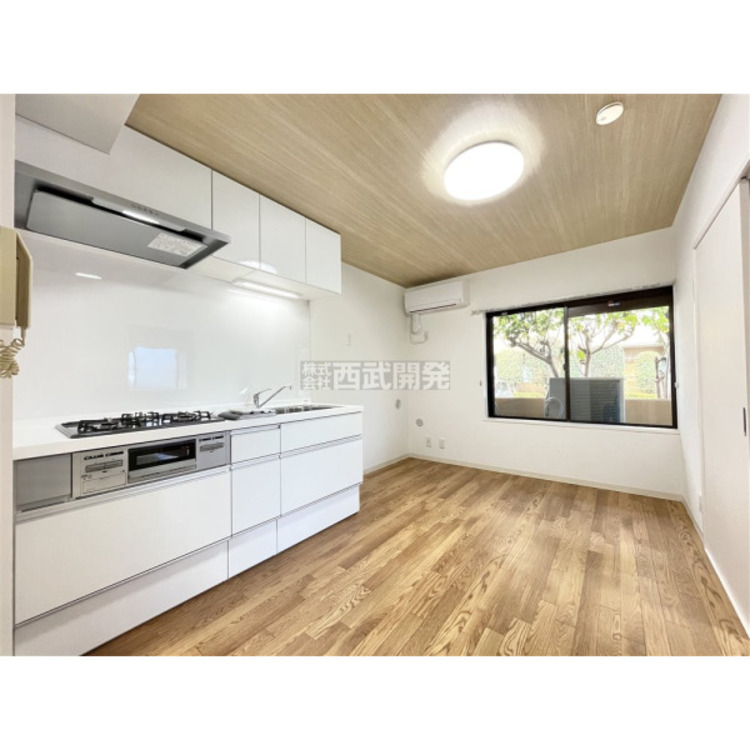 内装 柔らかな光が射し込むダイニング・キッチン