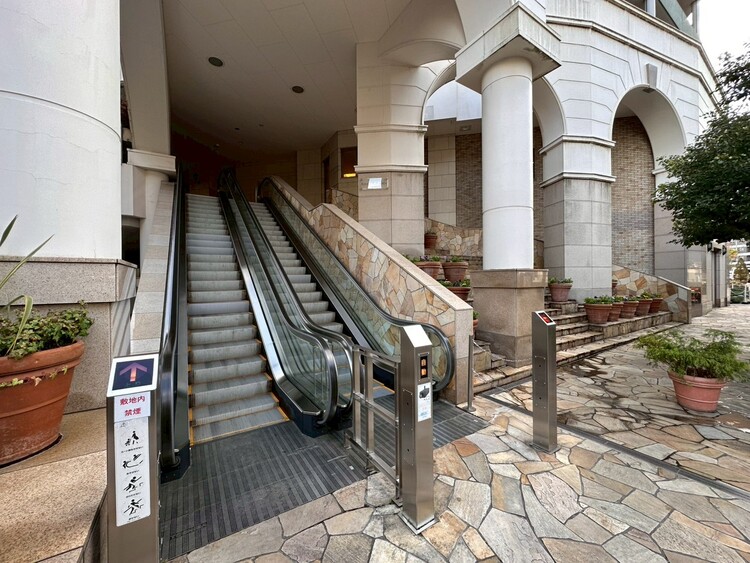 その他 共用部の階段です。明るく清潔に管理されています。