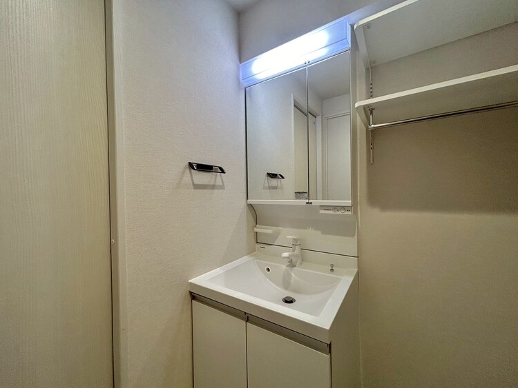 その他 清潔感を感じられる洗面化粧台。
