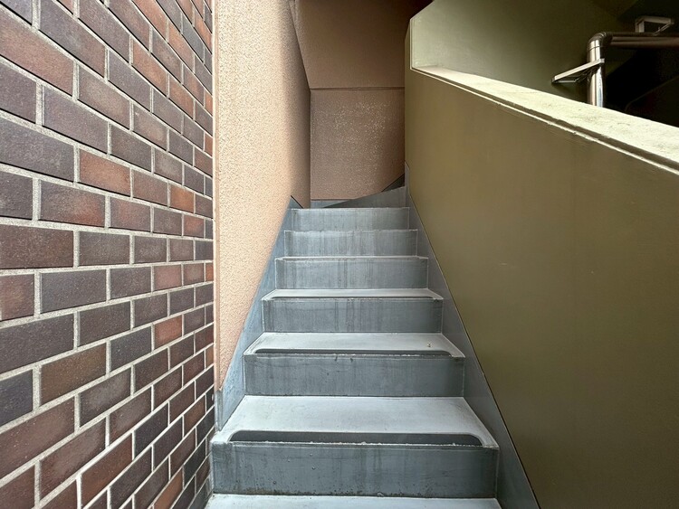 その他 共用部の階段です。明るく清潔に管理されています。