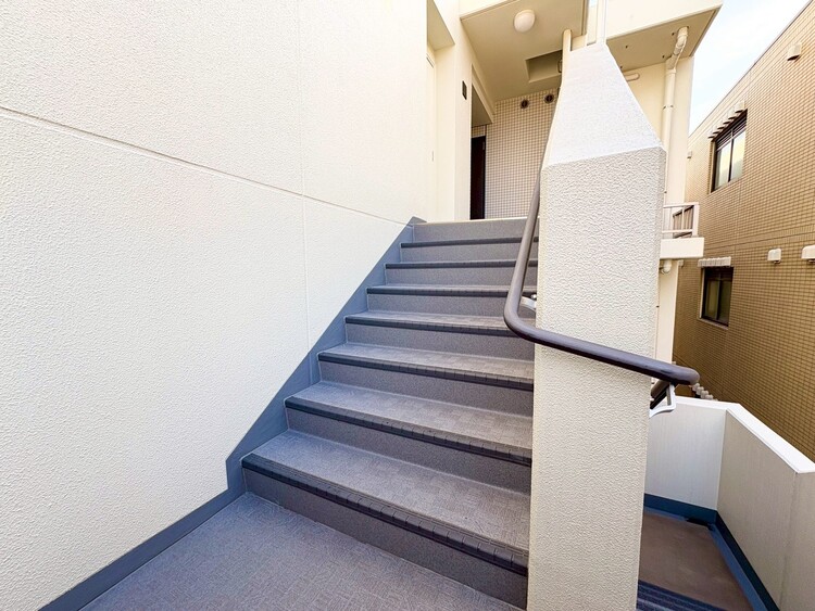 その他 共用部の階段です。明るく清潔に管理されています。