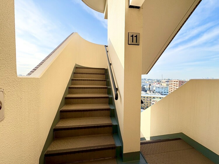 その他 共用部の階段です。明るく清潔に管理されています。