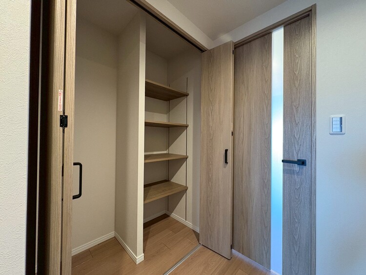 その他 収納スペースが付いていて、お部屋を広く使っていただけます。