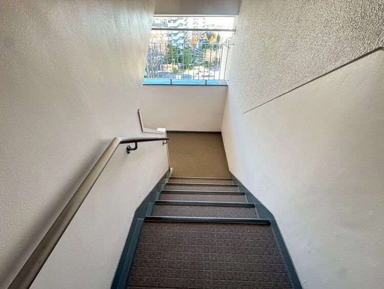 その他 共用部の階段です。明るく清潔に管理されています。