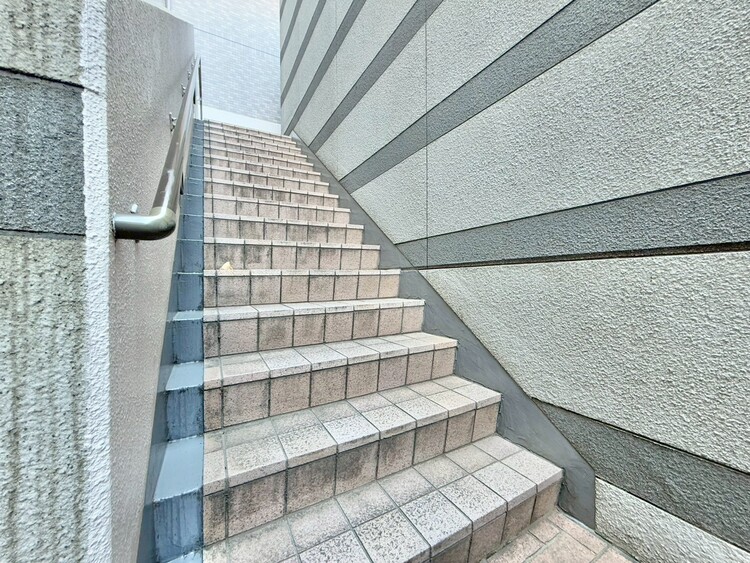 その他 共用部の階段です。明るく清潔に管理されています。