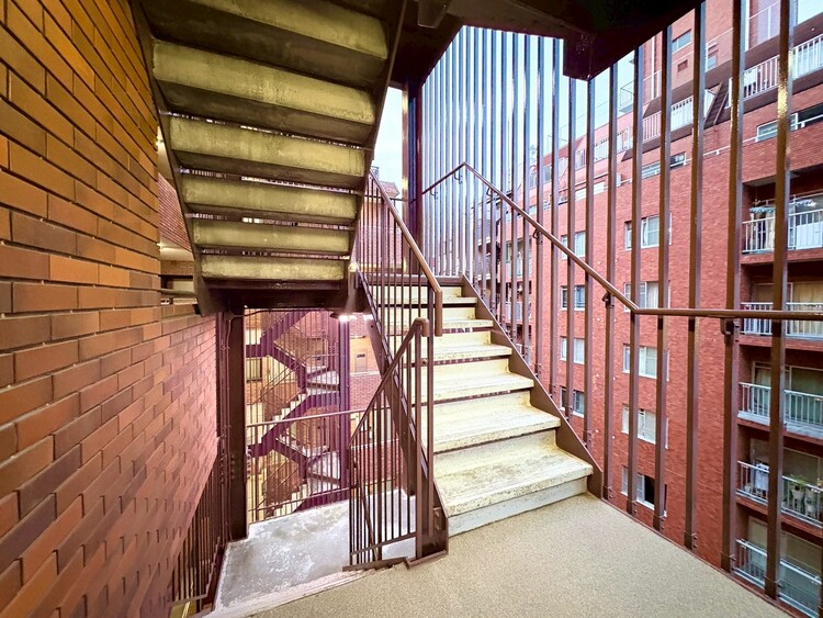 その他 共用部の階段です。明るく清潔に管理されています。