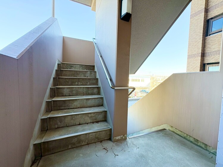 その他 共用部の階段です。明るく清潔に管理されています。
