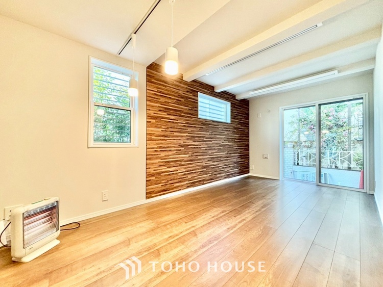 内装 【時を忘れる場所】ここにはみんなが集い、食事と楽しい会話が始まる。話に夢中になりすぎて、ついつい時を忘れ夜半過ぎになってしまう。そんな束の間の幸せを感じさせてくれる場所でありたい。