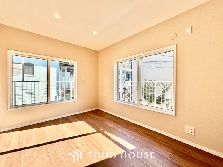 内装 【木漏れ日】の様な採光が優しく足元を照らし、心地いい暮らしの道しるべを写し出す。この空間で過ごす家族との語らいの時間がとても素敵で幸せを感じるかもしれない。