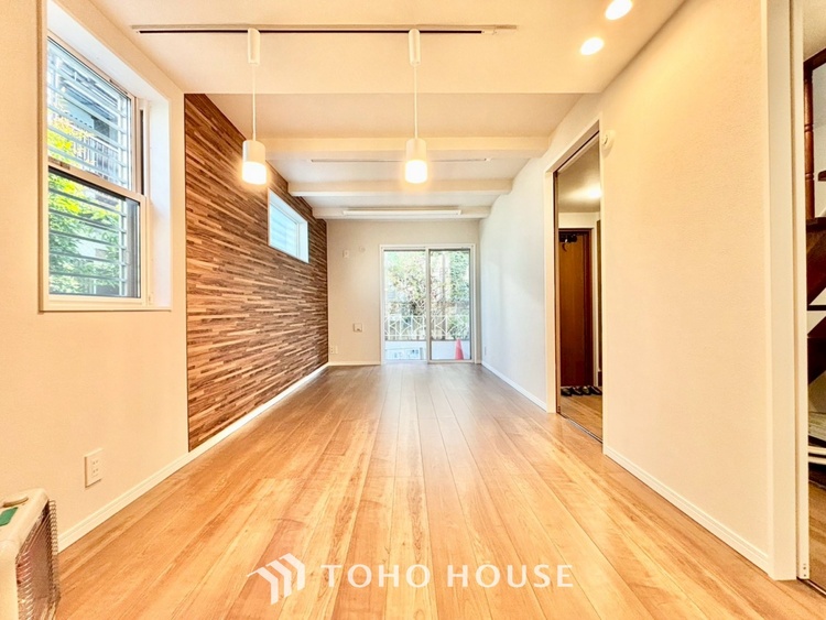 内装 【愛する人達】との幸せな時間をここで楽しむ。耐震性、デザイン、そして対面キッチンを備えたユーティリティー。何も妥協しないライフスタイル。愛する家族を大切にする人達が住まう家。