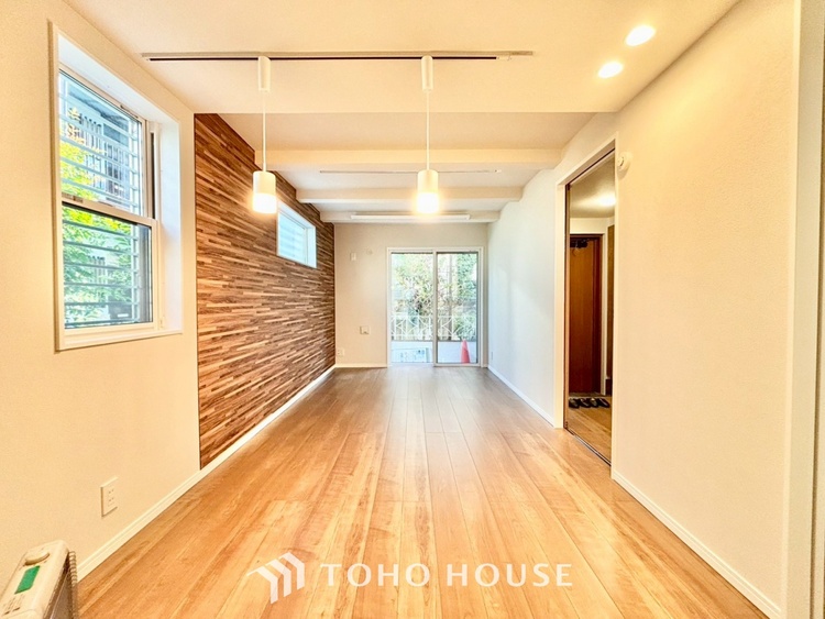 内装 【スペシャルシーン】デイリーシーンからスペシャルシーンまで様々なシーンで使用出来る、フレキシブルで飽きのこないこの空間。僕の頭の中では大好きなソファとダイニングテーブルと家族の笑顔が広がっていた