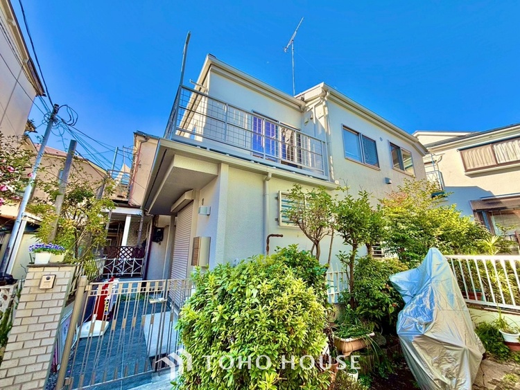 外観 窓を開けベランダに出ると当所なく広がる街と空のスクリーン。風が凪ぎ一時停止する目の前の画面の中、僕は一体何を考えていたのだろう。牧歌な街並みが僕を穏やかにさせてくれる。