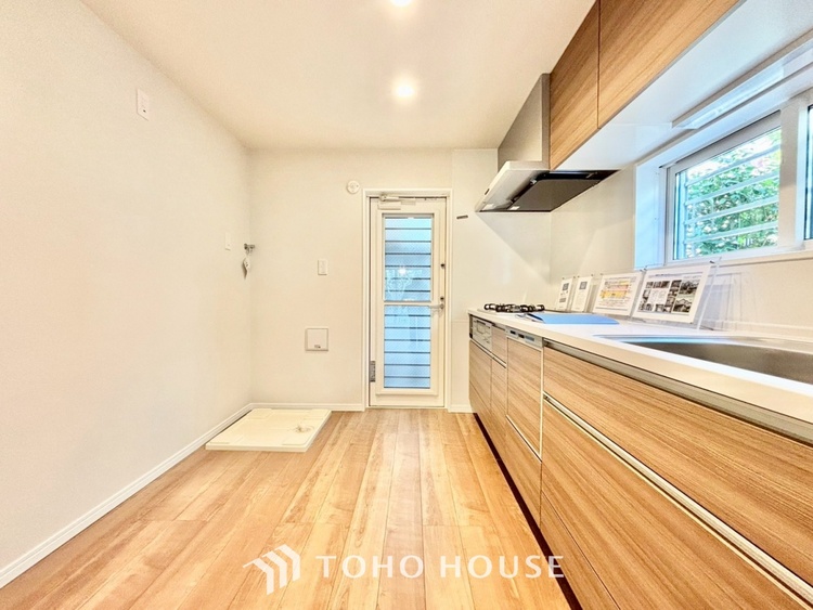 キッチン 【居心地のいい暮らし】には欠かせない眩い採光。ゆったりとした幅の窓からこの空間に降り注ぐ採光が絶えない。明るいリビングこそ居心地のいい暮らしが待っているのだと思う。