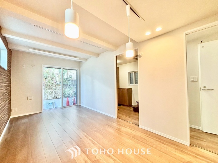 キッチン 【癒しの空間】室内構成に拘り採光とセンスを散りばめた空間。それは『柔らかさ』に似た素敵な居場所。そこに暮らす人のことを考えつくり出したものは『癒し』という心地よい居場所なんだと思う。