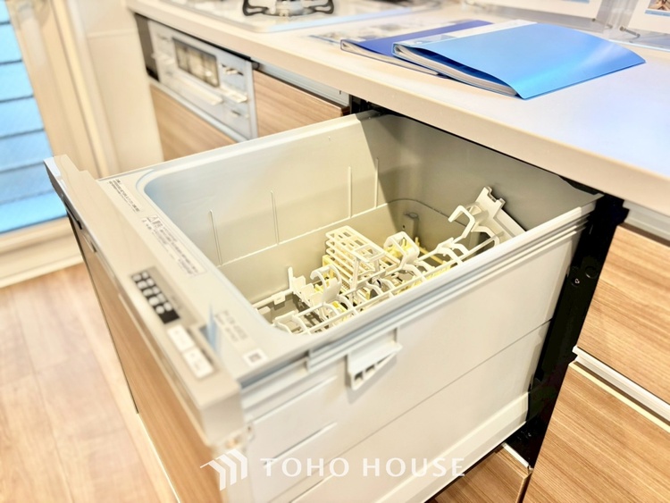 キッチン 【豪華絢爛】事も無げに美しく、伝えるには筆舌に尽くし難い。豪華絢爛や華美と言う事ではなく、住まう者にとって暮らし易く心地がいいと言う美しさがこの住まいには込められている。