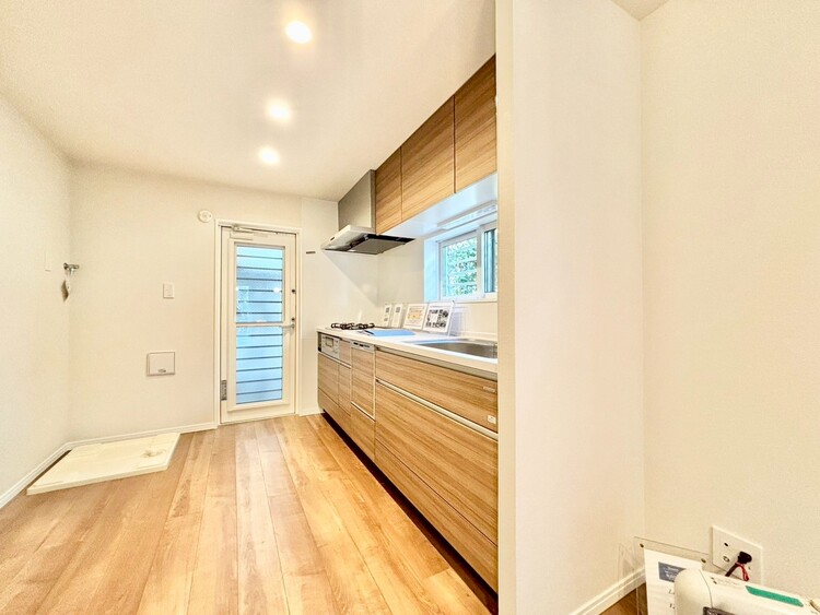 キッチン 【素敵な空間】君の姿に一瞬足を止めていた。美しくて惑わされてしまった自分が信じられない位素敵な空間。そしてこの空間に君がいて喜び歌を歌う僕が燥いでいる。