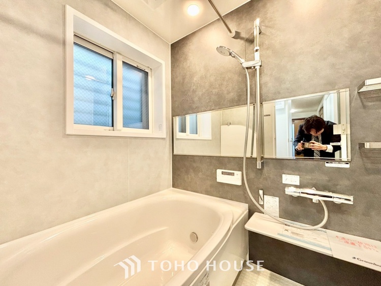 風呂 【Bathroom】奥行きが長く足を延ばしてもラクラクのスペース。体の大きい方でも嬉しいワイドサイズ。また、カビが付きにくく軽くこすれば簡単に落ちるお掃除ラクラク仕様です。
