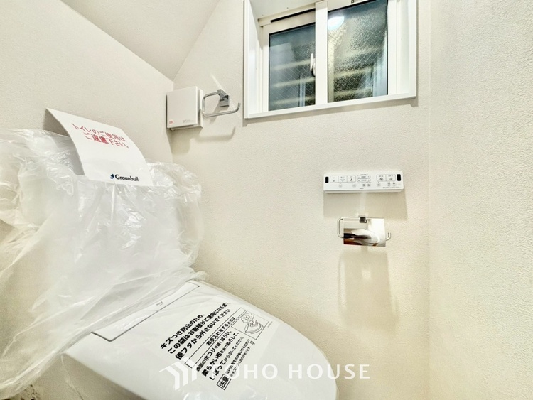 トイレ 【Toilet】トイレも全て新品に交換されており、清々しく新生活を始めることができます。白基調の清潔感のある空間に生まれ変わりました。