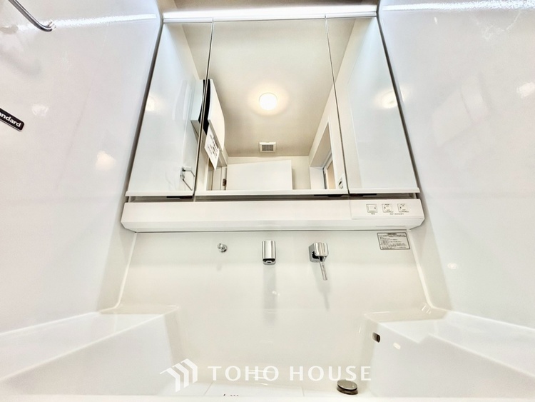 洗面 【Wash basin】十分な大きさの洗面台は収納もさる事ながら、身だしなみチェックや歯磨きなど、朝の慌ただしい時間でもホテルライクなスペースで余裕とゆとりを感じて頂けます。