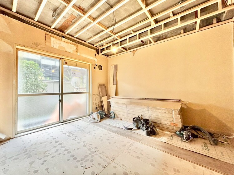 内装 ◆木漏れ日◆の様な採光が優しく足元を照らし、心地いい暮らしの道しるべを写し出す。この空間で過ごす家族との語らいの時間がとても素敵で幸せを感じるかもしれない。