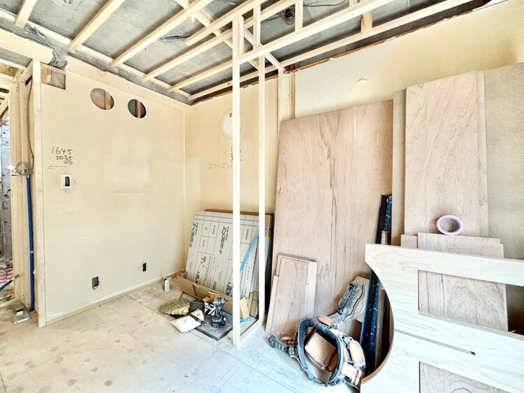 内装 ◆間接照明◆オレンジ色の光が僕達を大人な気分にさせる。静かで優しく語りかけるその光は、今日の終わりを告げてくれ、でも明日にはいい事が必ず来るよ。そんな囁きが聞こえてくる