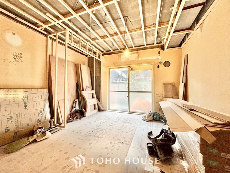 内装 ◆今宵の食卓◆ダウンライトに反射するグラスを眺めながらワインを注ぐ。トクトクと心地いい音をさせながら、フランスの古城を思わせる薫りがたちこめ、とても幸せな時を過ごせる。