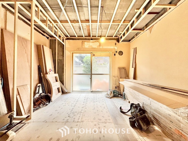 内装 ◆窓を開けると◆冷涼な風、そよぐリビング。だんらんの場所はここから始まり、ここで終わる。家族の笑顔が集う素敵な場所だから、こだわり抜いた思いが詰まっているのだと思う。