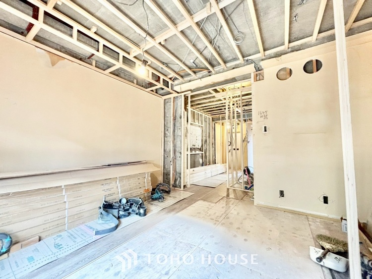 内装 ◆リビング◆そこには目を輝かせ笑顔で見つめてくれる君がいて、「おかえり」の言葉がこだまする。何気ない日々の挨拶は僕にとっては幸せで、同時に君の瞳にも恋している。